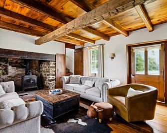 Lake front historic farmhouse on 5 acres, fenced and pet friendly! - Bridgeton - Sala de estar