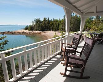 Historic Maine Summer Cottage with private beach, 8BR, 3BA - Deer Isle - Balcón