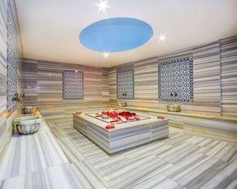 Ramada Hotel & Suites by Wyndham Istanbul Merter - Estambul - Spa