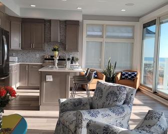 1st Off Ocean, Location, Location, Location - Spray Beach - Sala de estar