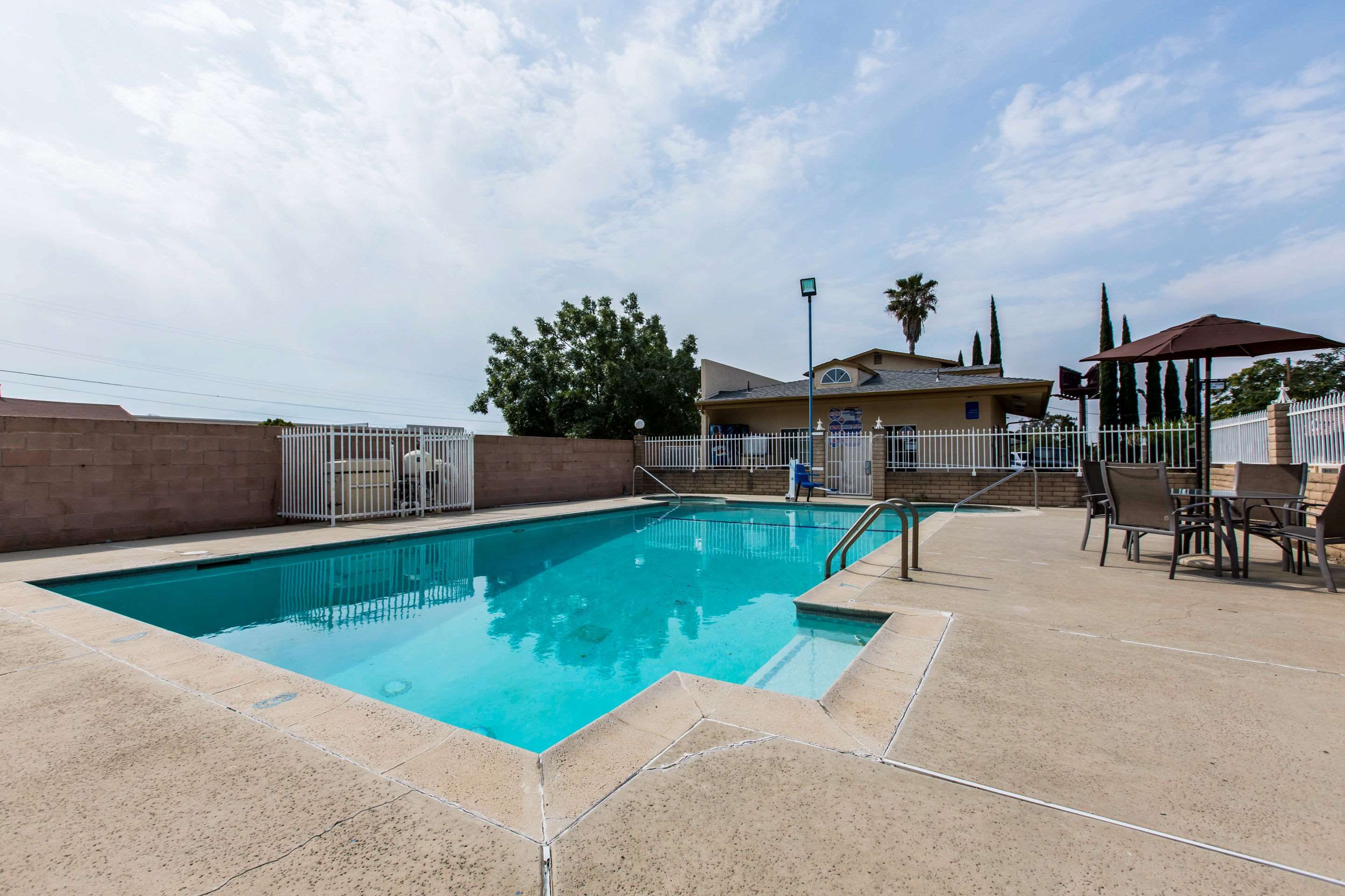 Rodeway Inn Beaumont - Beaumont - Piscina