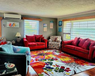 Shore Beats Work - East Jordan - Sala de estar