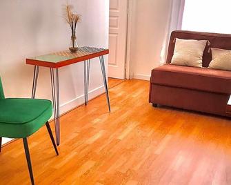 Charmant Appartement au Centre Ville de Puteaux Proche de Paris la Défense Arena - Puteaux - Living room