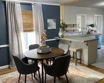 Cheerful quaint home in prime Tulsa area. - Tulsa - Dining room