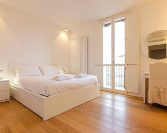 Brand New Suite With Balcony Via Albertoni - Bologna - Bedroom