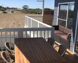 4 Bedroom Beach House with Sea Views. Now with wifi and foxtel. - Kingston - Balkón