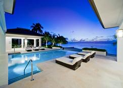 Stunning and Luxurious Modern Villa with 7 Oceanfront Suites - Bodden Town - Pool