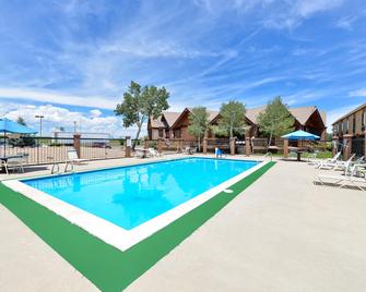 Americas Best Value Inn & Suites Ft. Collins E at I-25 - Fort Collins - Bể bơi