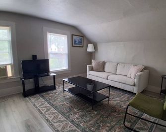 Elevated Escape Home In Niagara Falls, Us - Niagara Falls - Living room