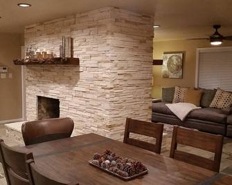 81 Pines - Modern Luxury, Rustic Charm - 4br/3ba - Grambling - Dining room
