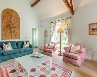 3 bedroom accommodation in Netton, near Salisbury - Salisbury - Living room