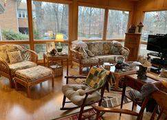 Home Sweet Home, Spacious Sunroom & Fun Deck! - Poplar Bluff - Living room