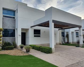 Casa Brendas 59: 3 BR house, best location in Torreon, completely furnished - Torreón - Bygning