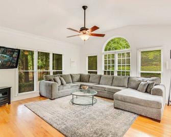Serene Poolside Oasis 5 Br Office Luxe Amenities - Conyers - Living room
