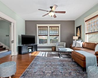 Motorcycling adventures-Hot tub-Kid friendly-Entertaining outdoor deck - Harrison - Soggiorno