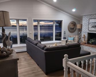 Lake Luxury home: Elegance,Comfort,Fishing,Hunting,Optional Pontoon/Jet ski rent - Watertown - Wohnzimmer