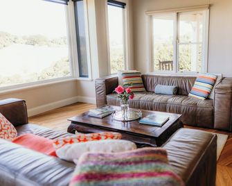 Madison Park, A Large Country Retreat - Robertson - Living room