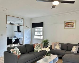 KozyGuru | Wyong | Cottage Close to Everything - Wyong - Obývací pokoj