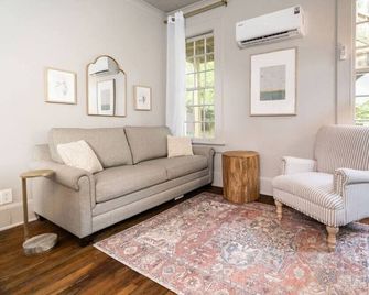 Boutique 1 BR at Park Place - Columbus - Living room