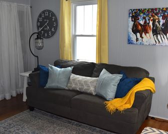 5 Mins to Track, SPAC & Skidmore! Walk to Broadway & the Center of Downtown! - Saratoga Springs - Living room