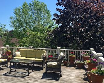 Yankee Peddler Inn - Newport - Balcon
