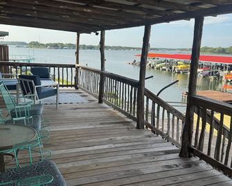 Dockside Cabin- waterfront, kayaking, fishing, swimming - Brownwood - Balkon
