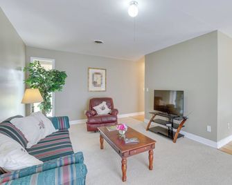 Garden District Home Near Downtown Montg - Montgomery - Living room