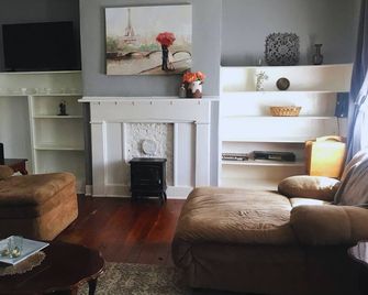Historic 1800s 2BR Cottage in the Heart of Smyrna - Smyrna - Stue
