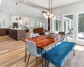 Gorgeous Harrison Getaway w/ Patio & Kayak! - Harrison - Essbereich