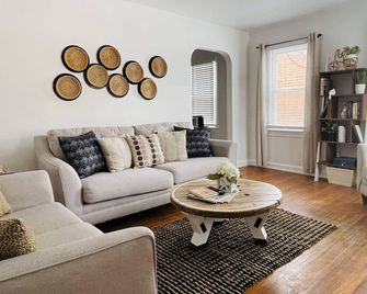 Heavensville Haven - One bedroom apartments - Evansville - Living room