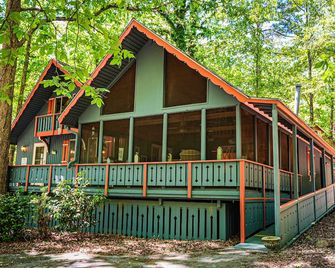 Chalet with Screened in porch with just steps away from the playground - Pine Mountain - Bâtiment