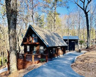 Foxlair! Your cozy cabin nestled in the Sky Valley golf resort and community. - Dillard - Gebouw