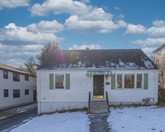 Luxury Home Central to Farmington, Plainville & Downtown New Britain - New Britain - Building