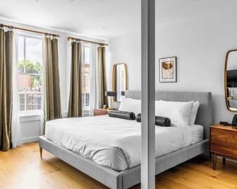 West Market Square View, Historic Hotel Dtwn, King Bed, Room # 401 - Bangor - Bedroom