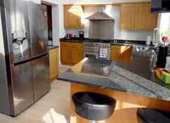 Luxurious 3 BR house for families, corporate stay with gardens and parking - Cambridge - Küche