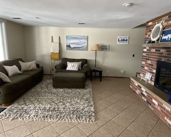 4+ Bedrooms 3 Bathrooms Sleeps 13 - Mosinee - Sala de estar