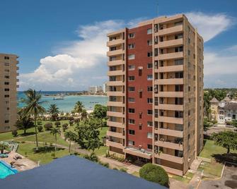 Turtle Towers Apartments - Ocho Rios - Building