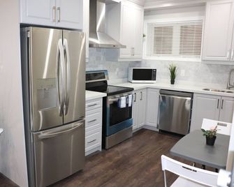 Spacious 3 Bedroom walkout Basement Apartment - Ajax - Küche