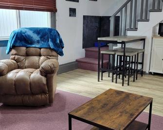 3rd Street Stop-cottage house,walking distance to middle of town and activities - 貝克城 - 客廳