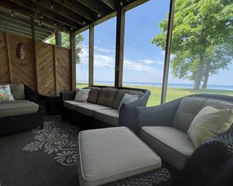 Lakeside Retreat at Izatys Resort - Breathtaking Views - Perfect for Families! - Onamia - Living room