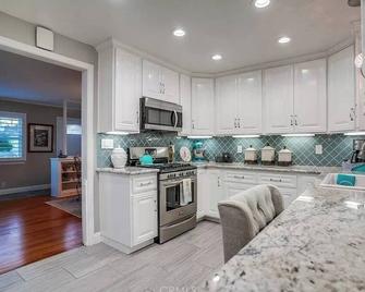 Charming Coastal San Pedro Home - San Pedro - Kitchen