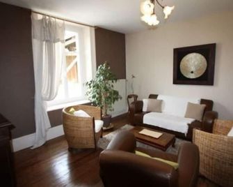 Charming 5-Bedroom House with Large Garden, Terrace, and Authentic Decor in Le Val-d'Ajol - Le Val-d'Ajol - Salon