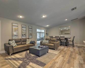 Near Beaches and Dining Palm Harbor Gem with Pool - 帕姆港 - 客廳