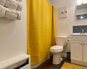 Downtown Yellow Room at Villages on Aurora - Ironwood