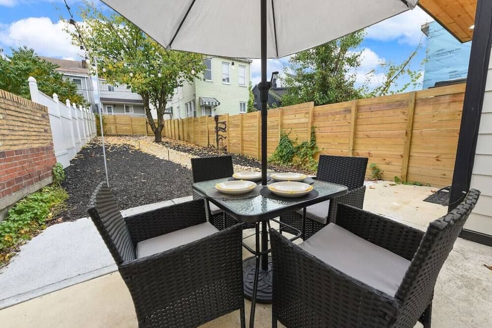 Hostwise Stays Off-Street Parking, 2 Full Baths, Great Patio! - Pittsburgh - Patio