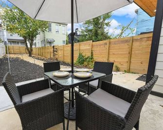 Hostwise Stays Off-Street Parking, 2 Full Baths, Great Patio! - Pittsburgh - Patio