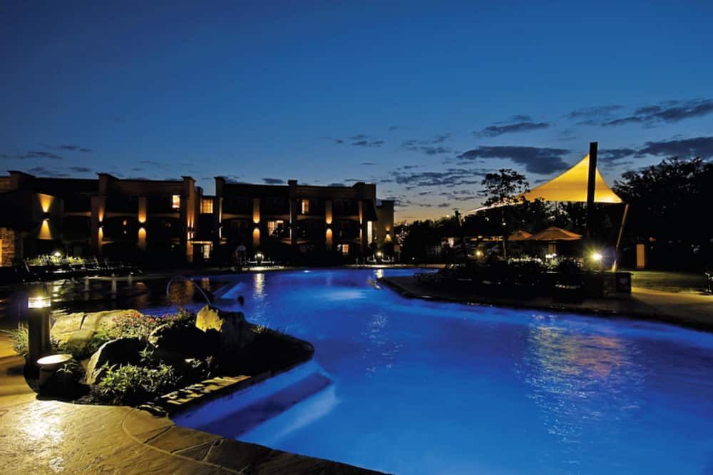 إيدن ريزورت آند سويتس، بي دبليو بريمير كولكشن - لانكاستر - حوض السباحة