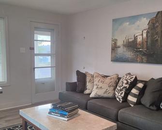 Cozy 1-bedroom apartment with WiFi, AC in lovely Truth or Consequences - Truth or Consequences - Living room