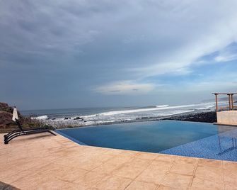 Luxury Oceanfront Bungalow, Infinity Pool, Ocean & Mountain Views Punta Mango - Usulután - Piscina