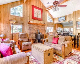 Huckleberry Haven - Rhododendron - Living room